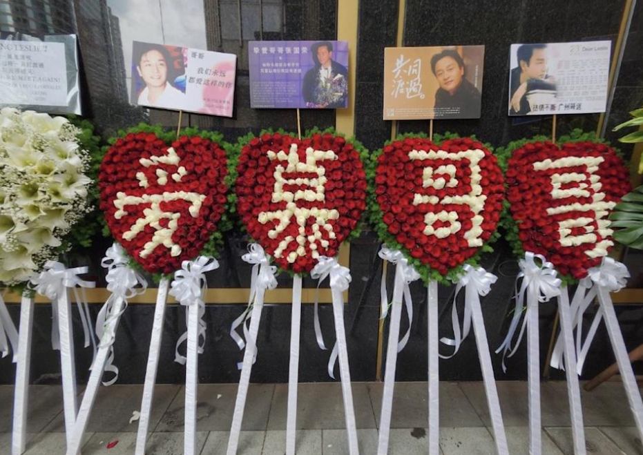 每年愚人節仍有許多粉絲到香港文華東方酒店外獻花給張國榮悼念。（圖／翻攝微博）